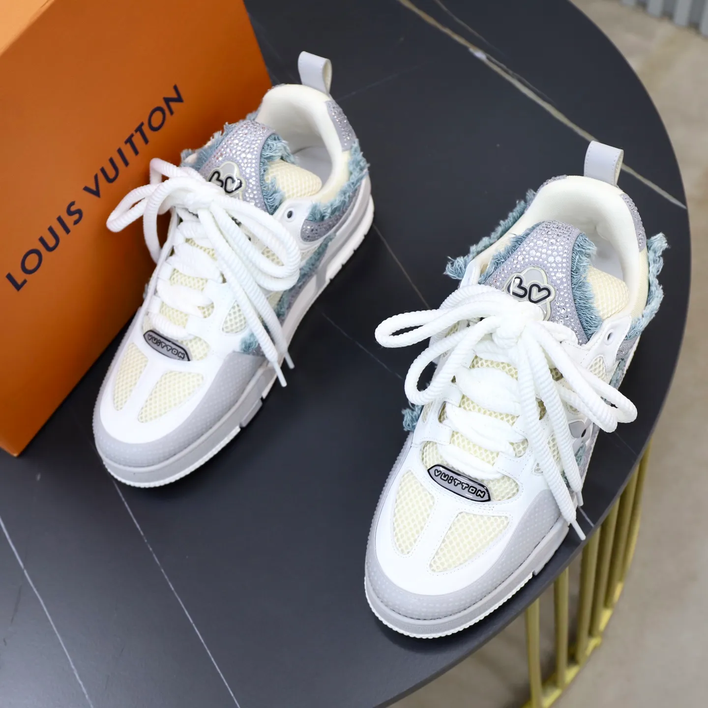 Ex-factory price: 860💰LV Couple👫Louis Vuitton TRAINER sneakers classic Louis Vuitton men's artistic director Virgil Abloh picked inspiration to create this LV Trainer sneaker. Yingze crystal inlays present a colorful effect. VS can be matched with two gorgeous effect colors. The LV letter logo badge on the tongue is gorgeous and noble. The LV letter is decorated on the side. The outsole is decorated with a Monogram flower pattern. It shows the trend of elegance and nobility! Men's and women's models: 35-46